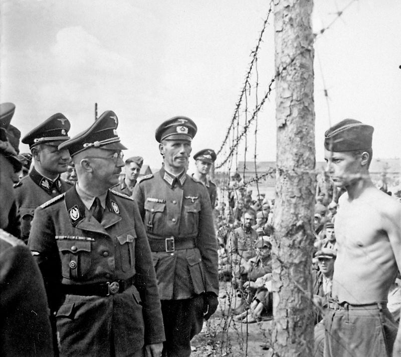 Heinrich Himmler inspeccionando el campo de concentración de Dachau.