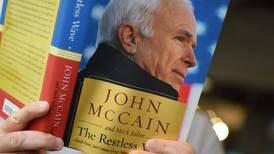 La ausencia de John McCain, enfermo de cáncer, está presente en el Senado
