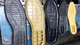 Empaques de suero del Hospital México se convierten en suelas de zapatos