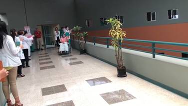 Por altavoces y con aplausos, hospital de Alajuela festeja salida de enfermera de Cuidado Intensivo tras superar covid-19