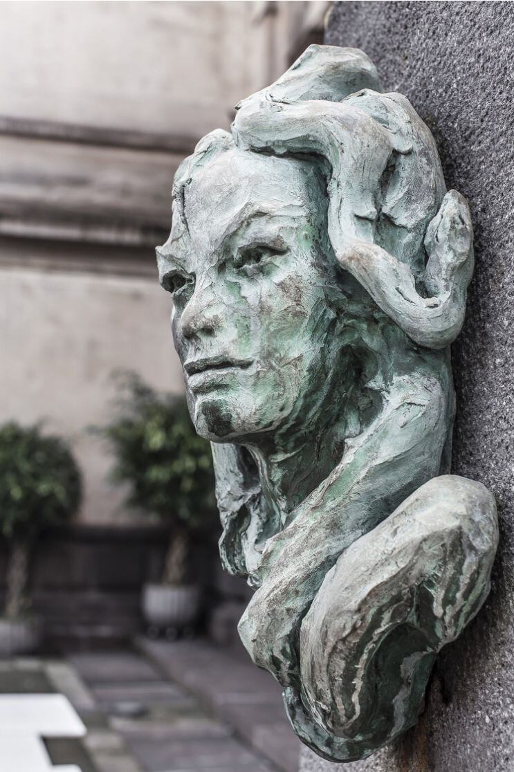 Eunice Odio según la escultora nacional Marisel Jiménez. Esta obra se encuentra en los jardines del Teatro Nacional.