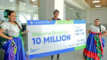 Estadounidense que viajó a Costa Rica a boda de amigo fue el pasajero 10 millones del Aeropuerto de Guanacaste