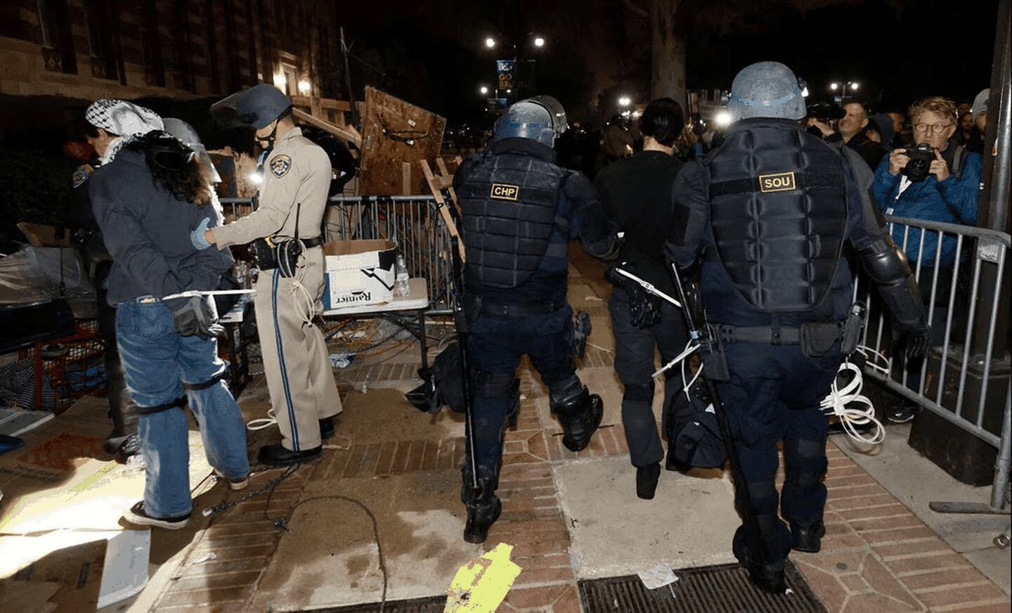 La importante presencia policial en torno a UCLA tiene lugar después que las fuerzas de seguridad fueran criticadas por intervenir tardíamente ante los violentos choques del martes por la noche. Foto: AFP