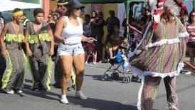 Desfile de Carnaval deja descontentos a los limonenses: sobró ritmo pero le faltó color
