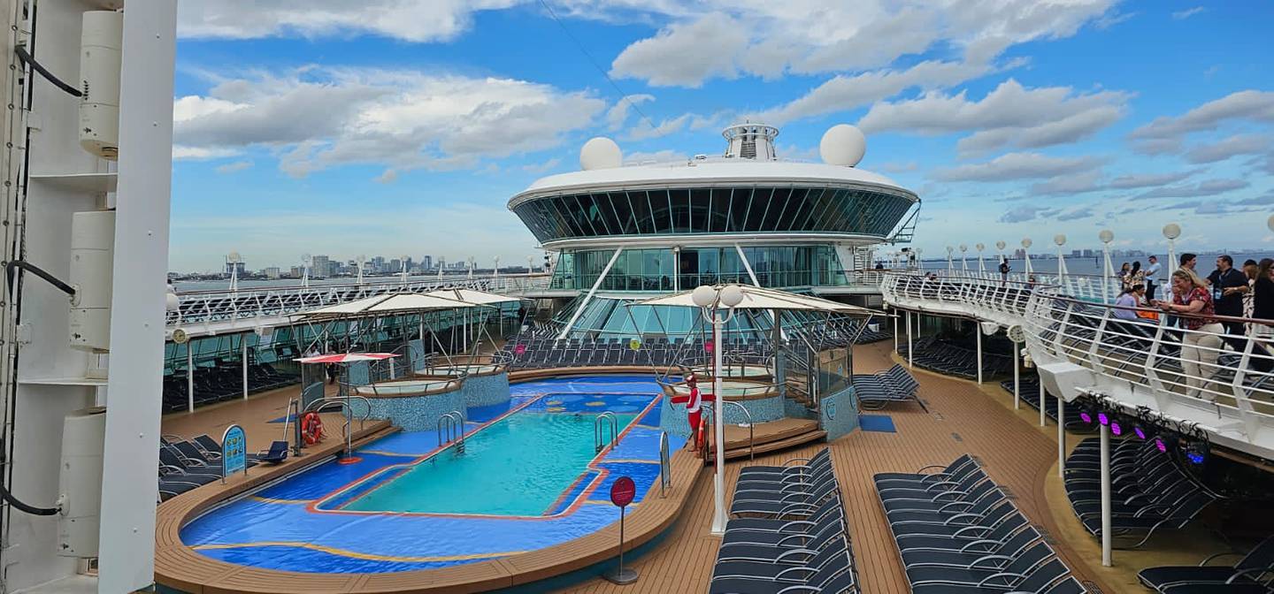 Esta es la piscina principal del crucero Rhapsody of the Seas. Hay otra solo para mayores de edad. Foto: Pedro José Ramírez
