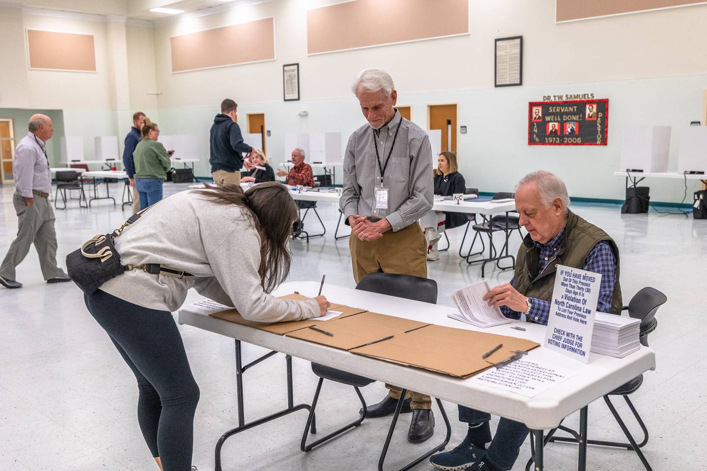 Los votantes llegan y se registran el supermartes en la Iglesia Bautista Primitiva Mt. Moriah, Precinto 11 del Condado de Mecklenburg.
