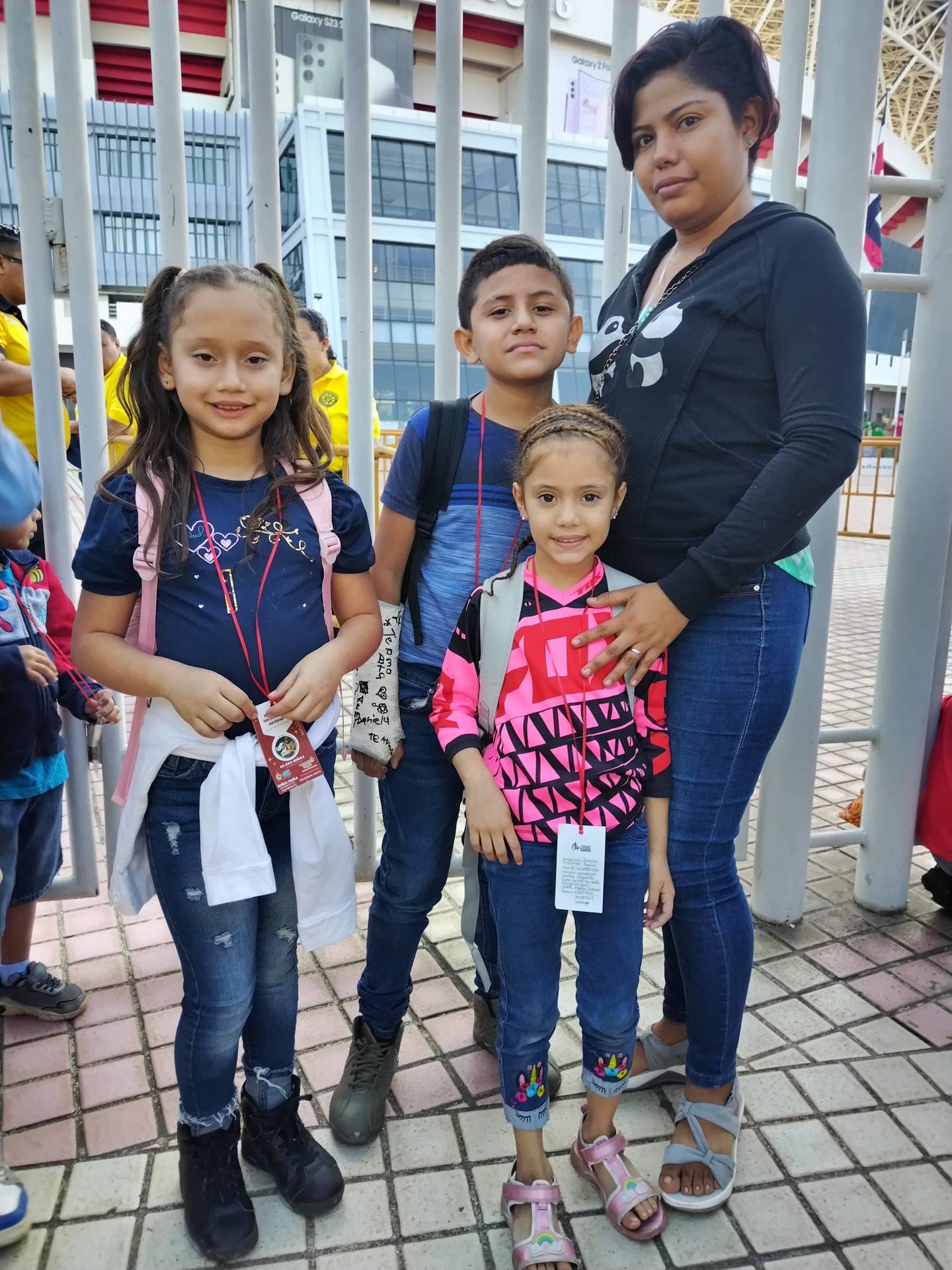 Doña Yudith,  Isaura (blusita rosada), Naidelyn y Steven fueron los primeros en llegar a la fiesta de la Asociación de Obras del Espíritu Santo. (Foto Eduardo Vega)