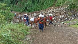 Socorristas caminan hasta 20 kilómetros para llevar alimentos a familias de Dota y Tarrazú