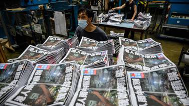Policía de Hong Kong detiene a exjefe de redacción del diario ‘Apple Daily’