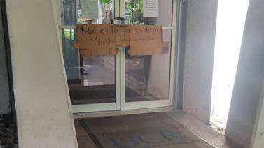 Empleados cerraron accesos a edificios de la UCR por molestia salarial