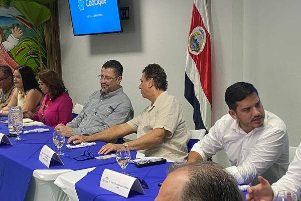 Rodrigo Chaves se compromete a retomar construcción de  carretera a San Carlos