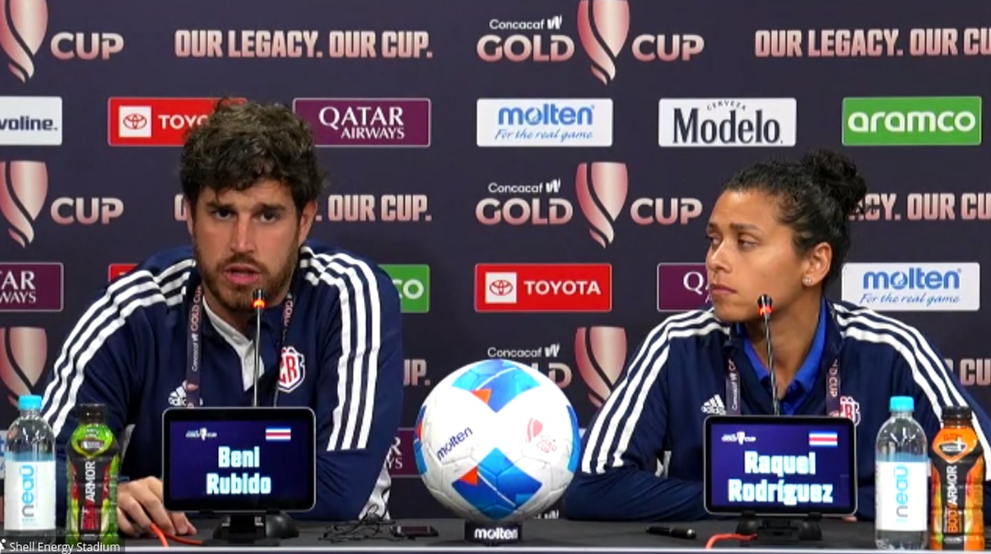 Benito Rubido y Raquel Rodríguez atendieron a los medios de comunicación horas antes del debut de la Selección Femenina de Costa Rica contra Paraguay en la Copa Oro.