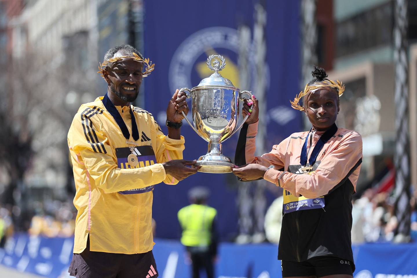 Doble Triunfo en Boston: Hellen Obiri Repite Éxito y Sisay Lemma Gana su Primer Maratón de Boston 2024