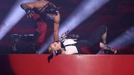 Madonna sufre estrepitosa caída en la gala de los Brit Awards