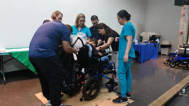 Después de esperar años, 114 pacientes reciben su silla de ruedas personalizada