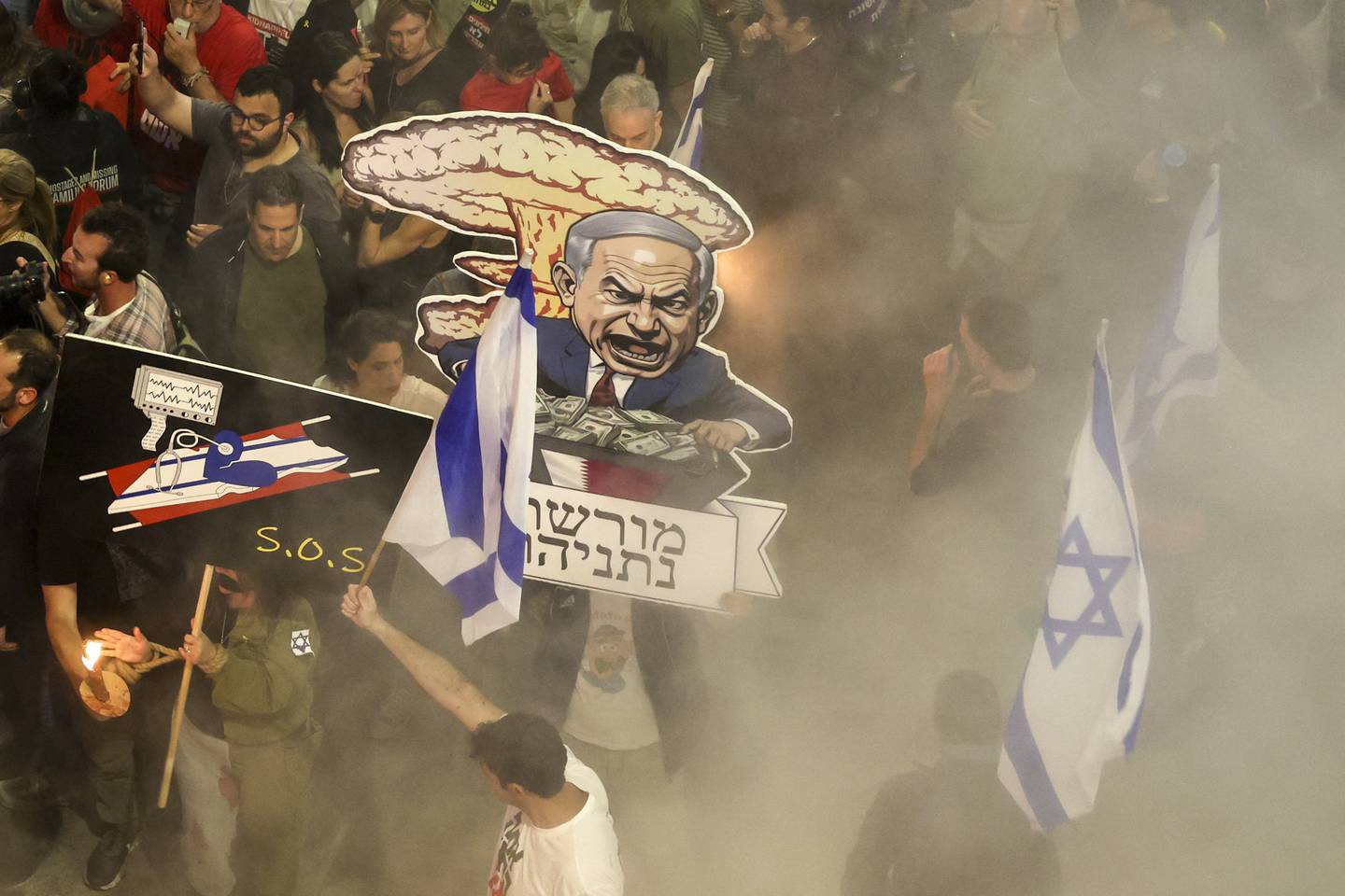 Los manifestantes portaban caricaturas de 'Bibi' y corearon eslóganes hostiles al primer ministro Benjamin Netanyahu.
