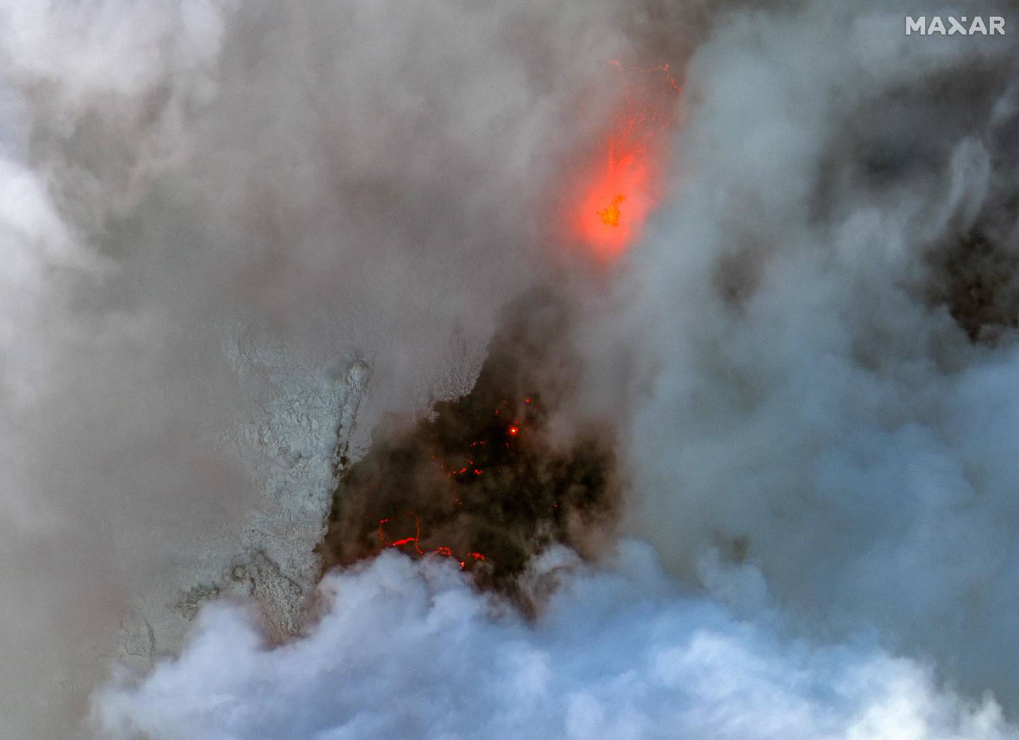 En esta imagen satelital, del 19 de diciembre, publicada por Maxar Technologies se puede ver humo y lava activa en erupción de las fisuras volcánicas cerca de la ciudad islandesa evacuada de Grindavik.