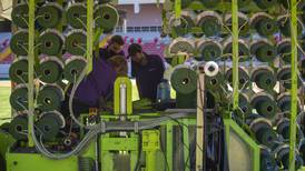 Máquina llamada la ‘Gran Abuela’ teje zacate artificial en el Estadio Nacional como lo hizo en Rusia y Catar