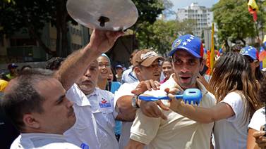  Venezolanos protestan con ollas vacías contra escasez 