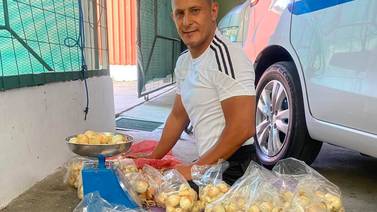 Laurens Molina vende cebollas y papas a domicilio en tiempos de cuarentena