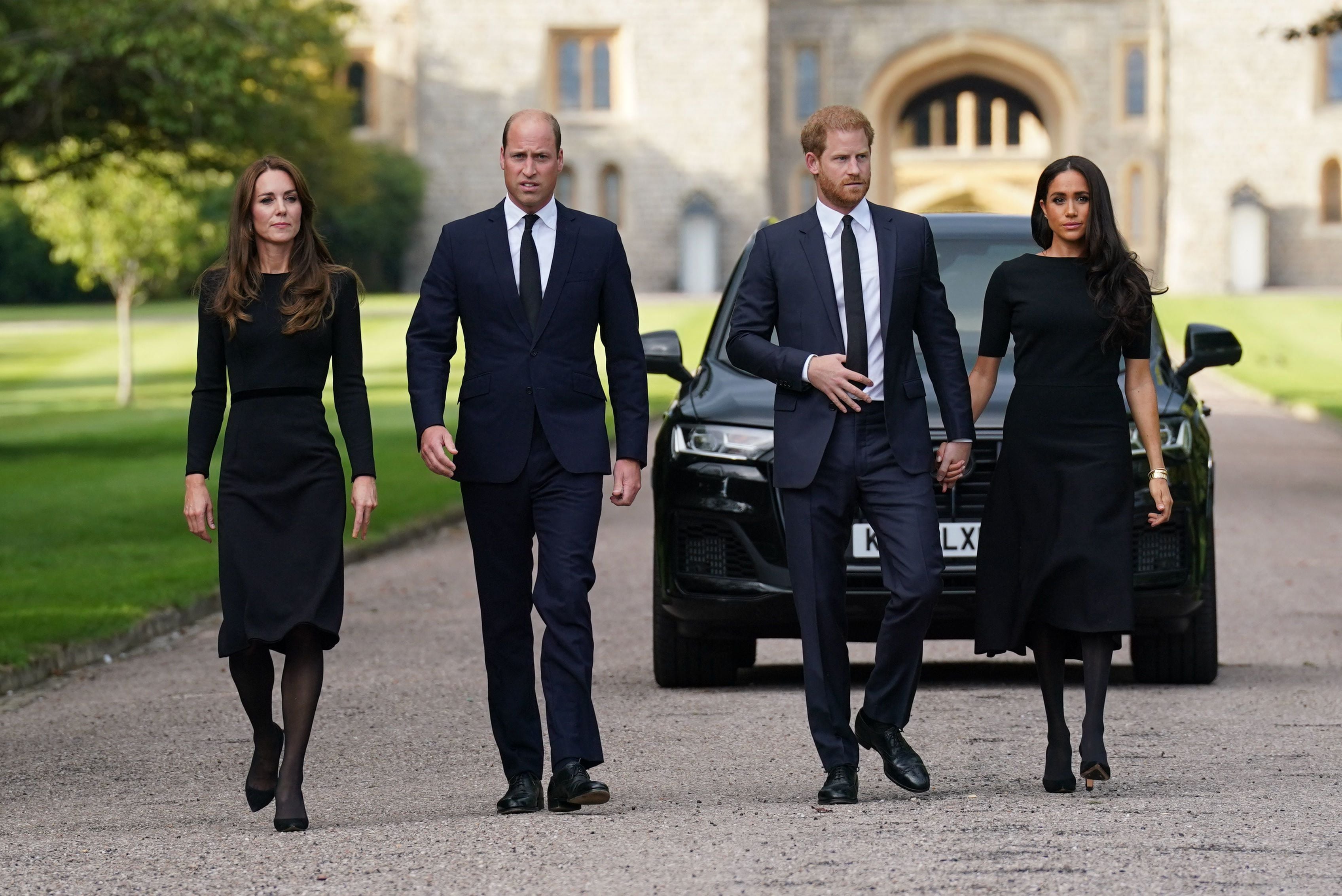 Los príncipes de Gales Catalina y Guillermo, hicieron una caminata con los duques de Sussex, el príncipe Enrique y su esposa Meghan Markle, para visitar el castillo de Windsor este sábado 10 de noviembre.
