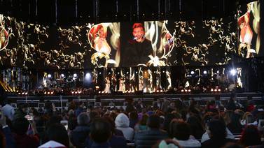 Juan Gabriel revive como holograma en concierto de homenaje