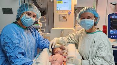 Cirujanos limonenses reparan malformación a bebé mientras seguía unido a mamá por cordón umbilical
