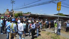 Vecinos de El Coyol de Alajuela impiden colocación de tuberías y bloquean el paso 