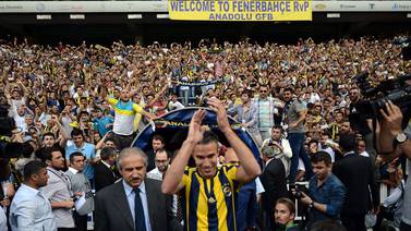 Robin Van Persie es presentado por el Fenerbahçe ante 18.000 aficionados