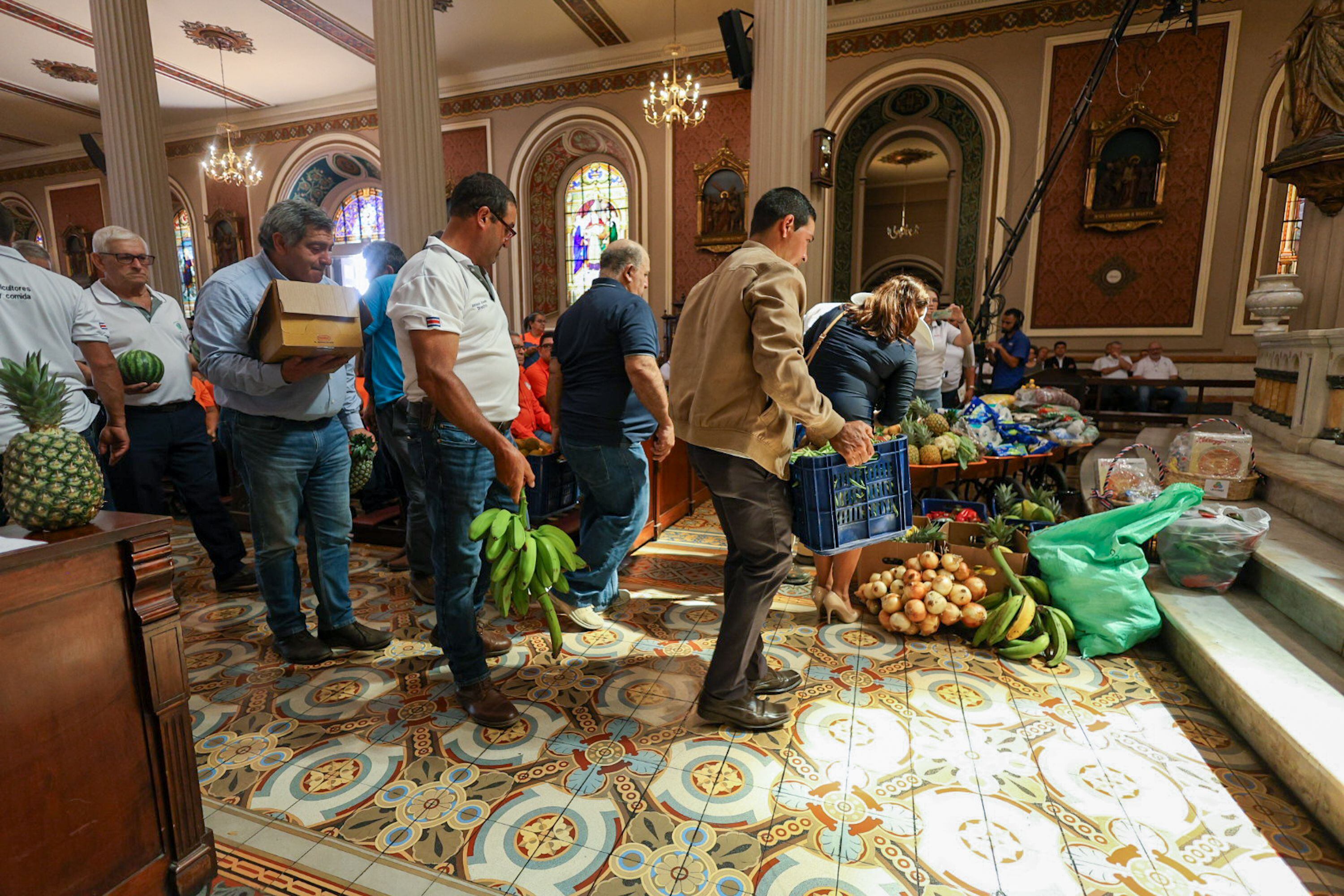 Al concluir la misa del Día del Trabajador, representantes de distintos sectores llevaron víveres y productos agrícolas que se distribuirán entre familias pobres. 