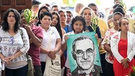 Salvadoreños piden justicia por monseñor Romero a 44 años de su asesinato