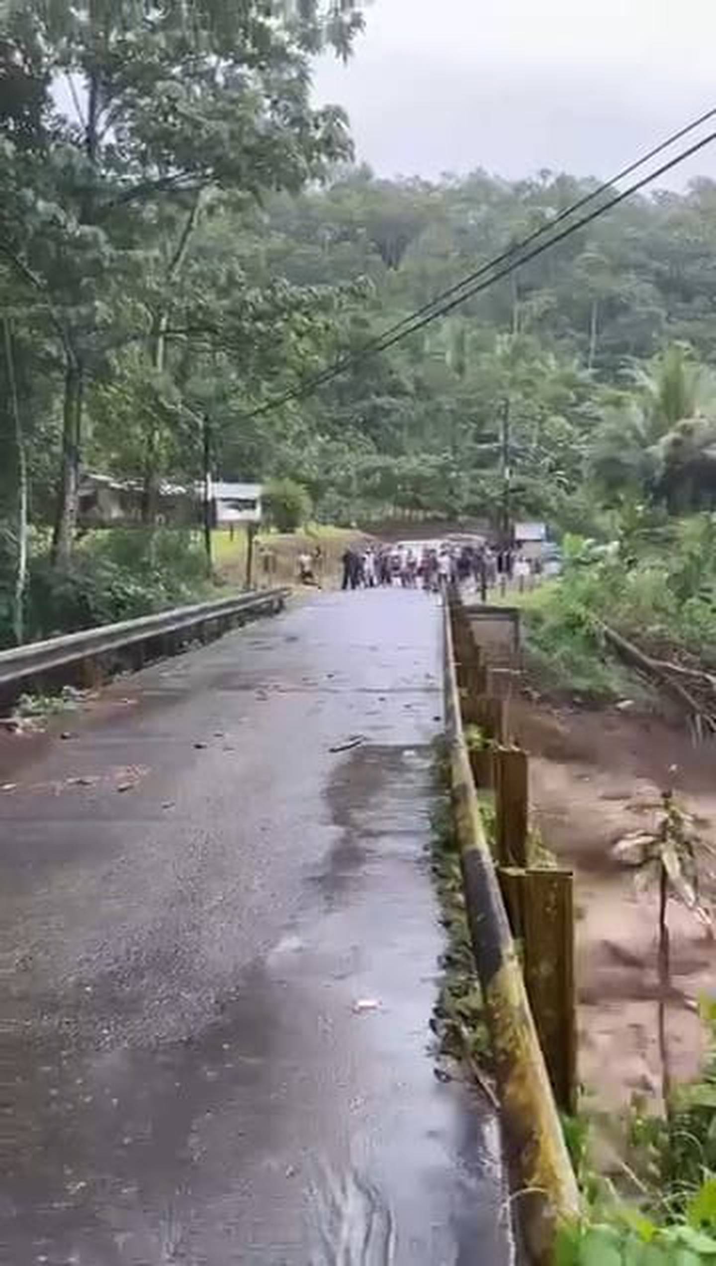 Autoridades cerraron el paso del puente sobre el Río La Esperanza, límite entre Los Criques de San Ramón y La Tigra de San Carlos. (Edgar Chinchilla)