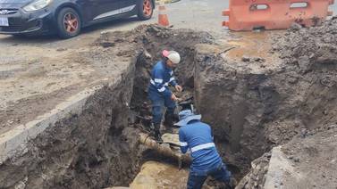 Vecinos de Coronado quedan sin agua por rompimiento de una de las tuberías principales de AyA