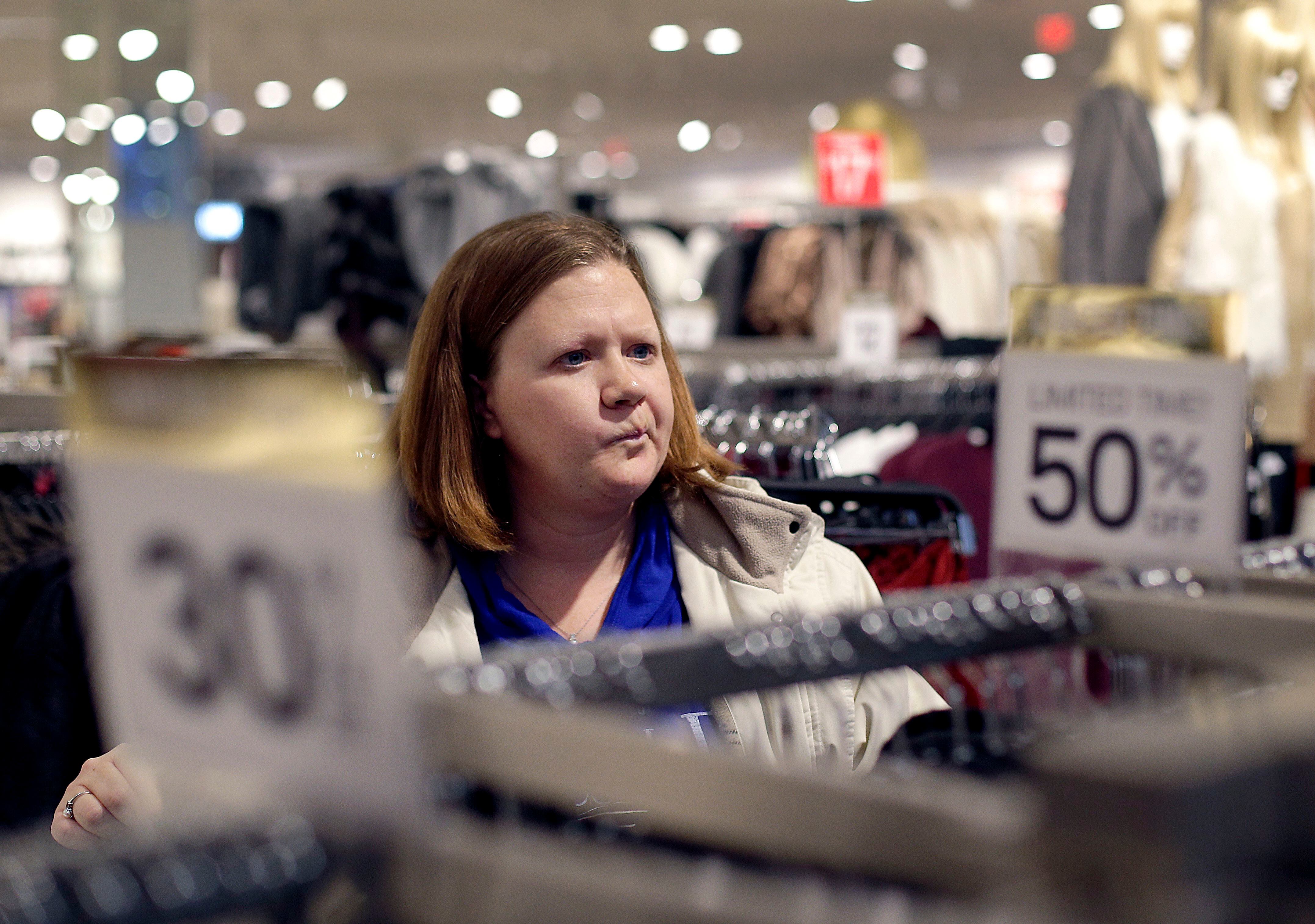 Confianza de consumidores en economía de Estados Unidos cae al nivel más bajo desde noviembre