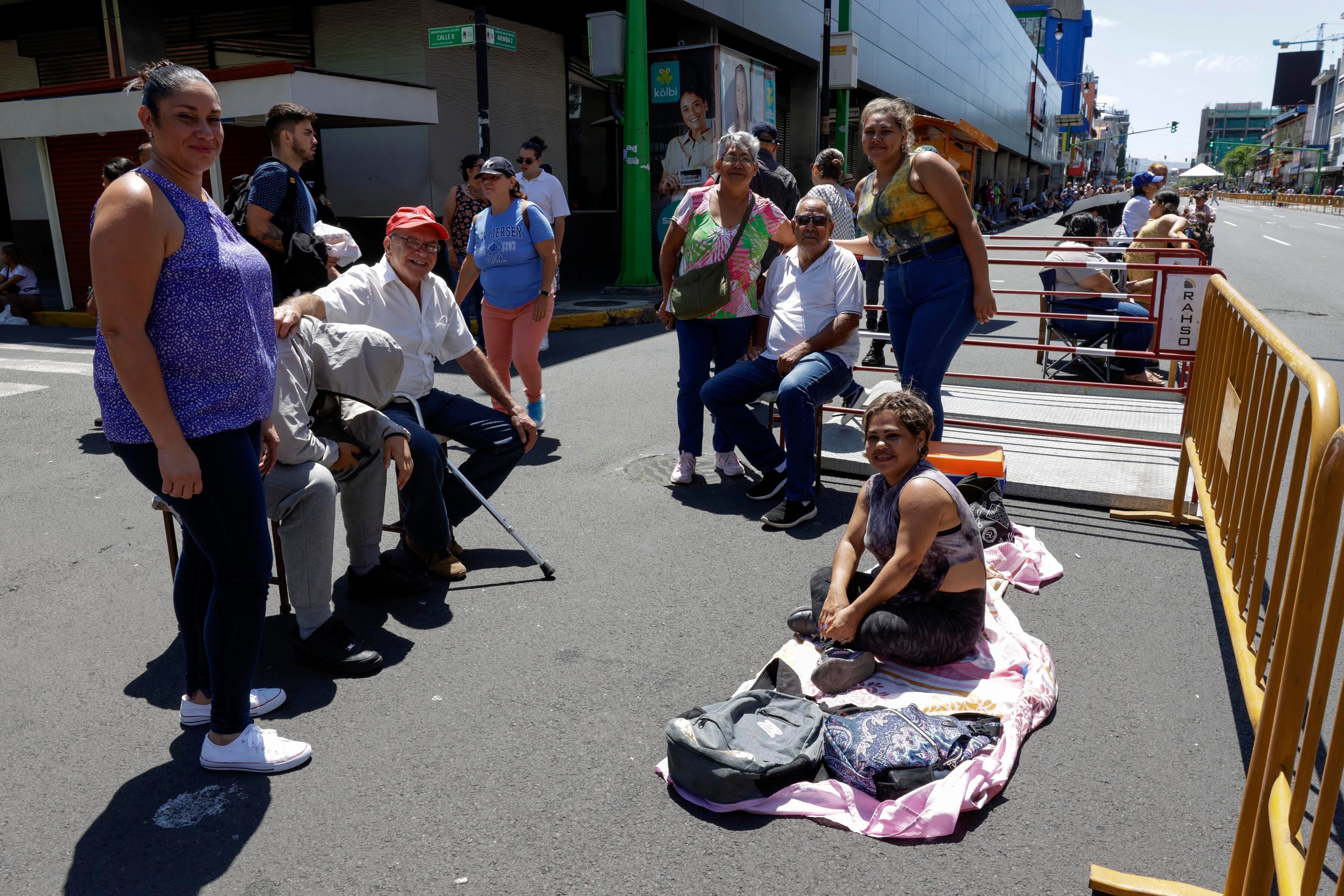 Desde horas antes, muchas personas acudieron a San José para asegurarse un buen espacio.