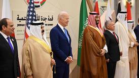 Biden pide al emir de Qatar que continúe con las reformas laborales de cara al Mundial de fútbol
