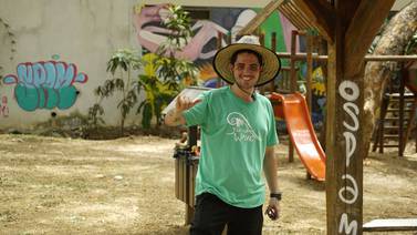 Joven cartaginés impulsa en Tamarindo plan para mejorar manejo de desechos