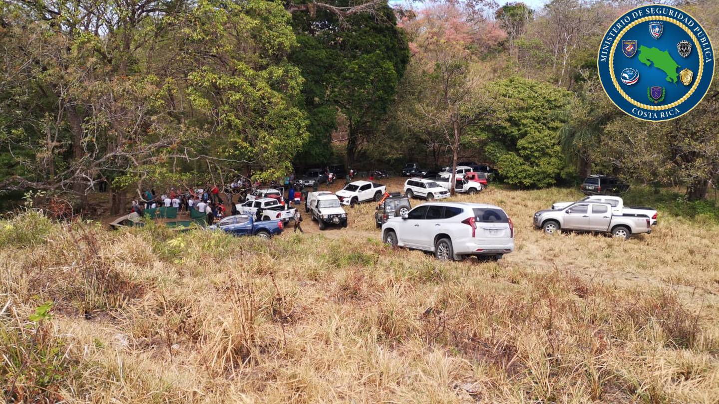 Decenas de carros y motos estaban en la gallera en San Dimas de La Cruz, donde la Policía intervino. Foto: ortesía MSP.