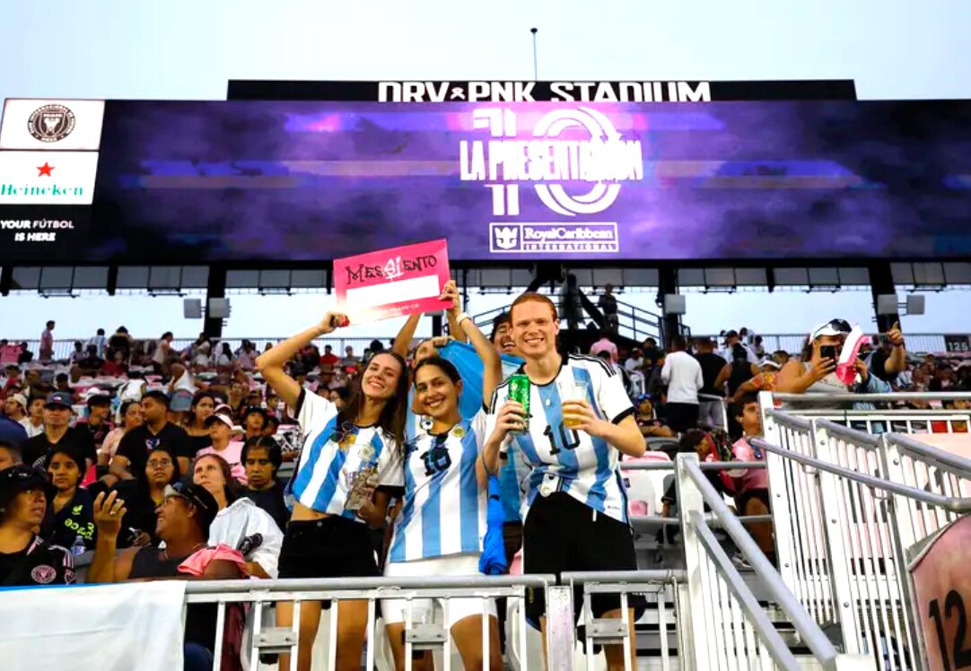 Fanáticos de Messi en las graderías del estadio. 