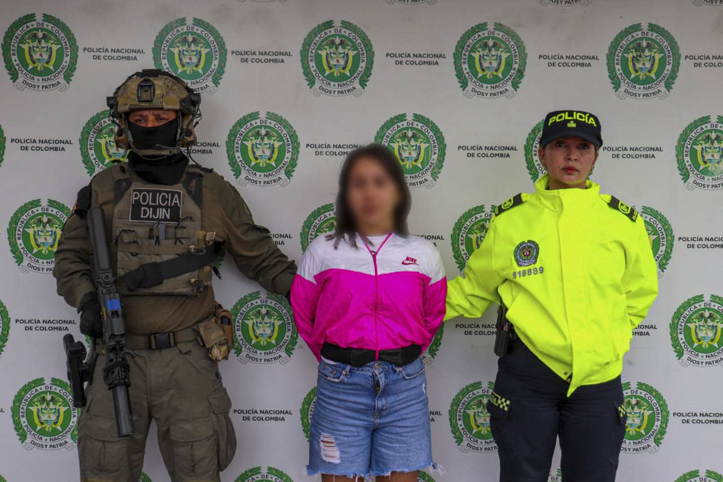 Esta imagen publicada por la Policía Nacional de Colombia muestra a Wanda del Valle Bermúdez, conocida como la "Bebecita del TikTok", después de ser detenida en Bogotá este jueves.