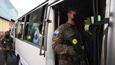 Militares al volante del transporte público en El Salvador