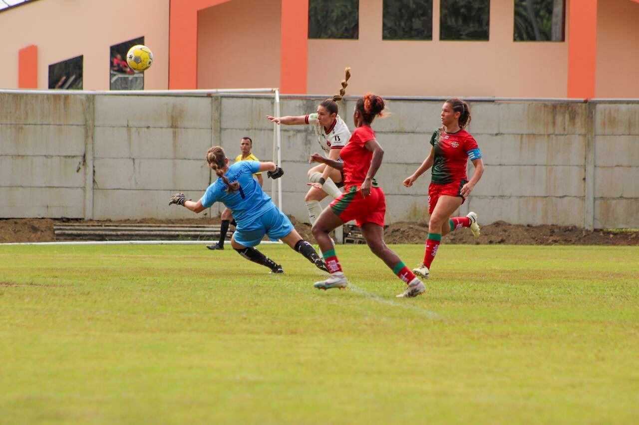 Katherine Arroyo marcó el primer gol en el partido entre Puerto Viejo y Liga Deportiva Alajuelense.