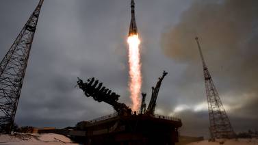 Despega cohete con tres rusos a bordo hacia la Estación Espacial Internacional