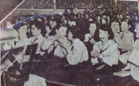 Estudiantes del Colegio Superior de Señoritas en una de las presentaciones de la Lope de Vega en el Teatro Nacional.  Tomado de Teatro de España en América (1951).
