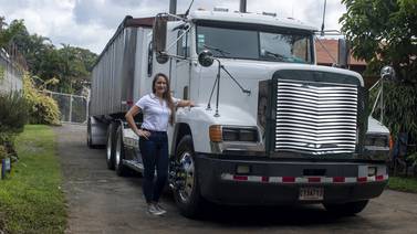 Con alma de trailera: la mujer que domina los camiones pesados en el puerto de Caldera