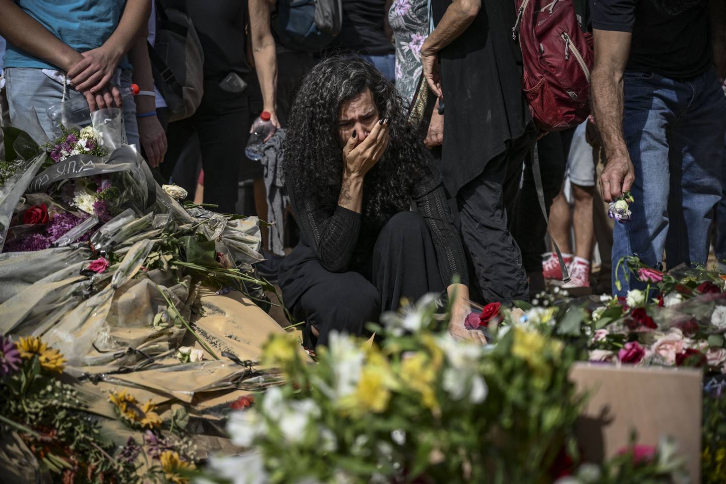 Familiares y amigos de David Carroll, asesinado por militantes palestinos de Hamás en el Kibbutz Beeri, lloran durante su funeral en Revivim