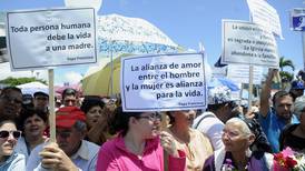 Más de 1.000 carteles con mensajes en defensa de la familia circularon en misa del 2 de agosto