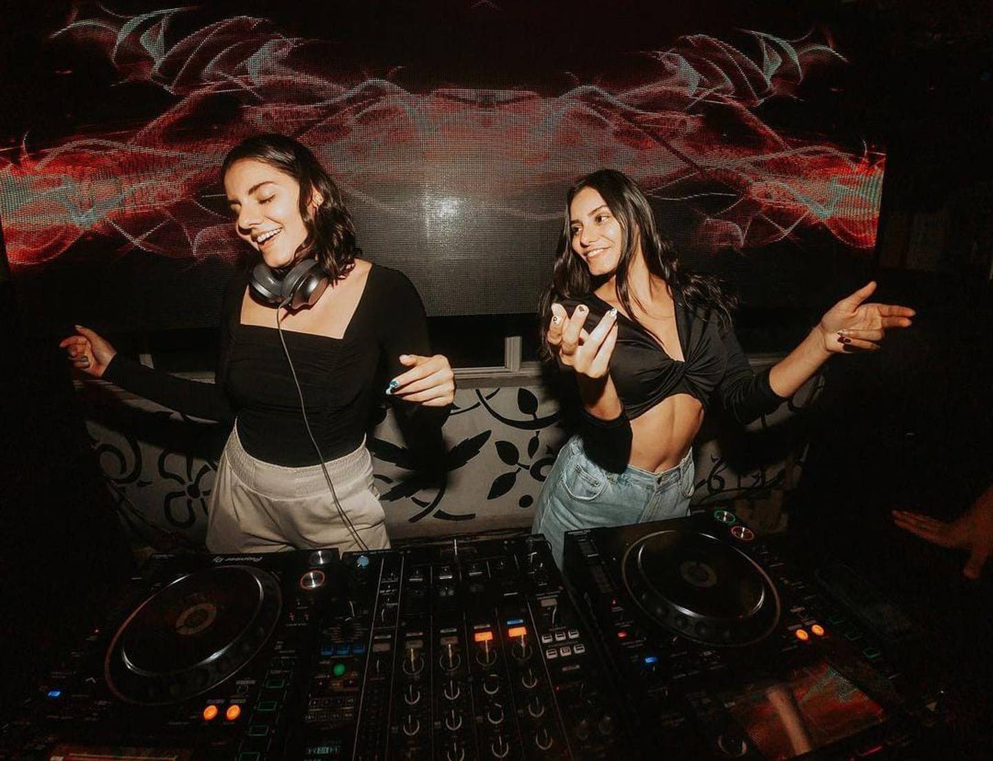 Las DJ’s nacionales, In Betwin, serán las teloneras del grupo de K-Pop KARD en Costa Rica. Instagram.