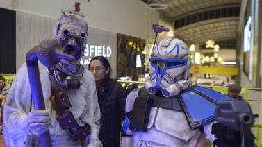 ¿Cómo se vive un estreno de 'Star Wars' debajo de una máscara?