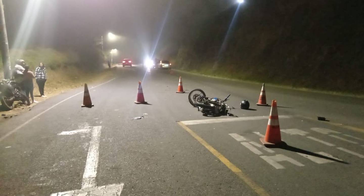La colisión entre un carro y una moto dejó como saldo dos jóvenes gravemente heridos. Foto: Keyna Calderón